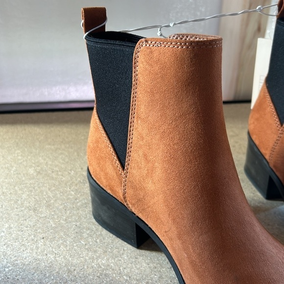 A New Day ankle boots. NWT. Brown and black. Low heel. size 7.5 - Picture 4 of 6